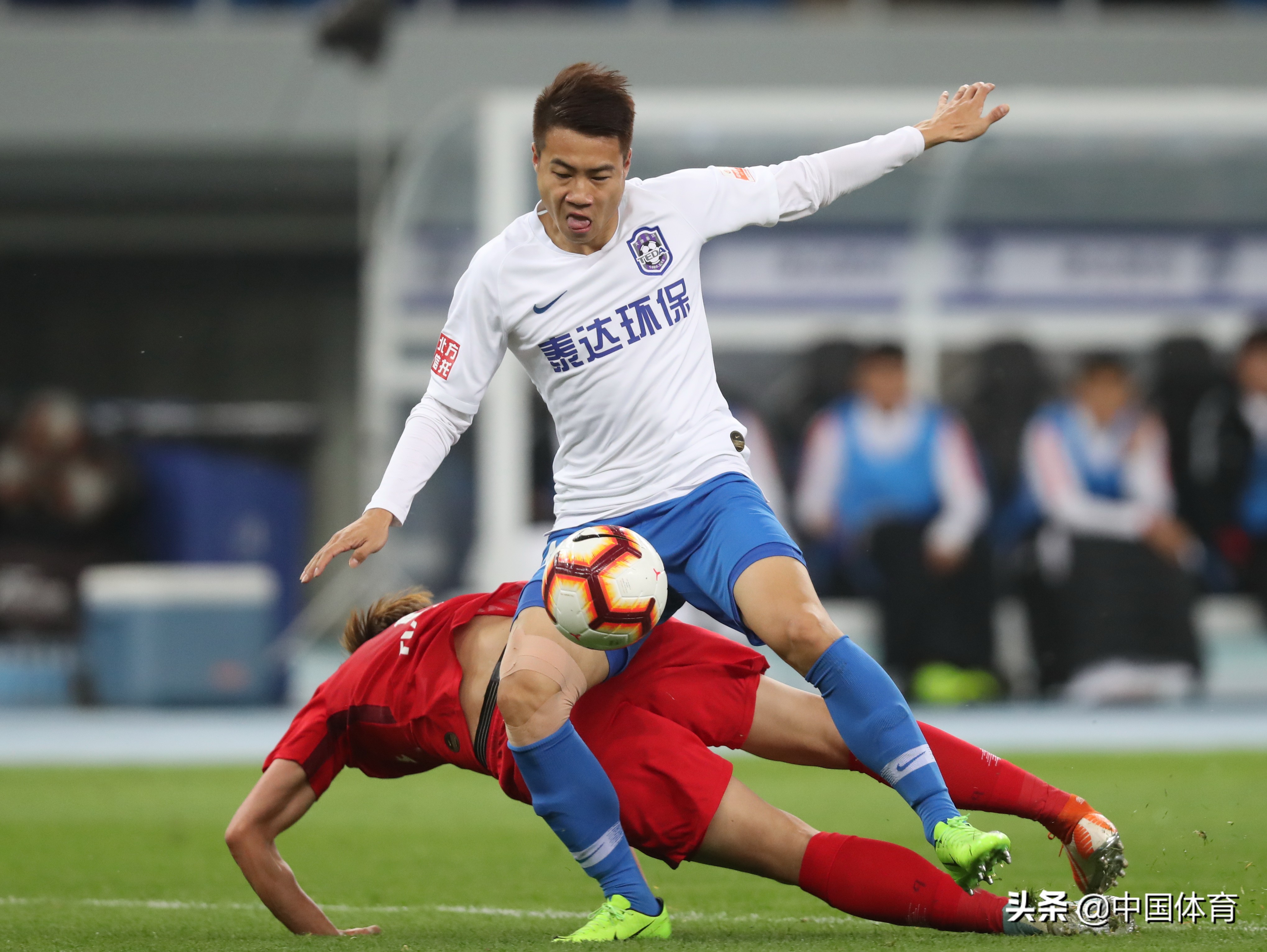 欧博体育-江苏足球队对阵天津泰达,角逐胜负激烈比赛